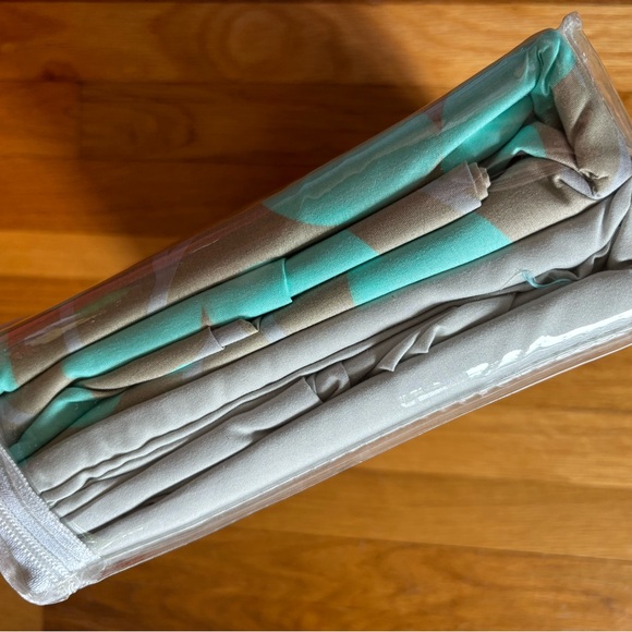 🌱 Leaf Design Queen Sheet Set with 4 Pillowcases 🌱 - Picture 6 of 7